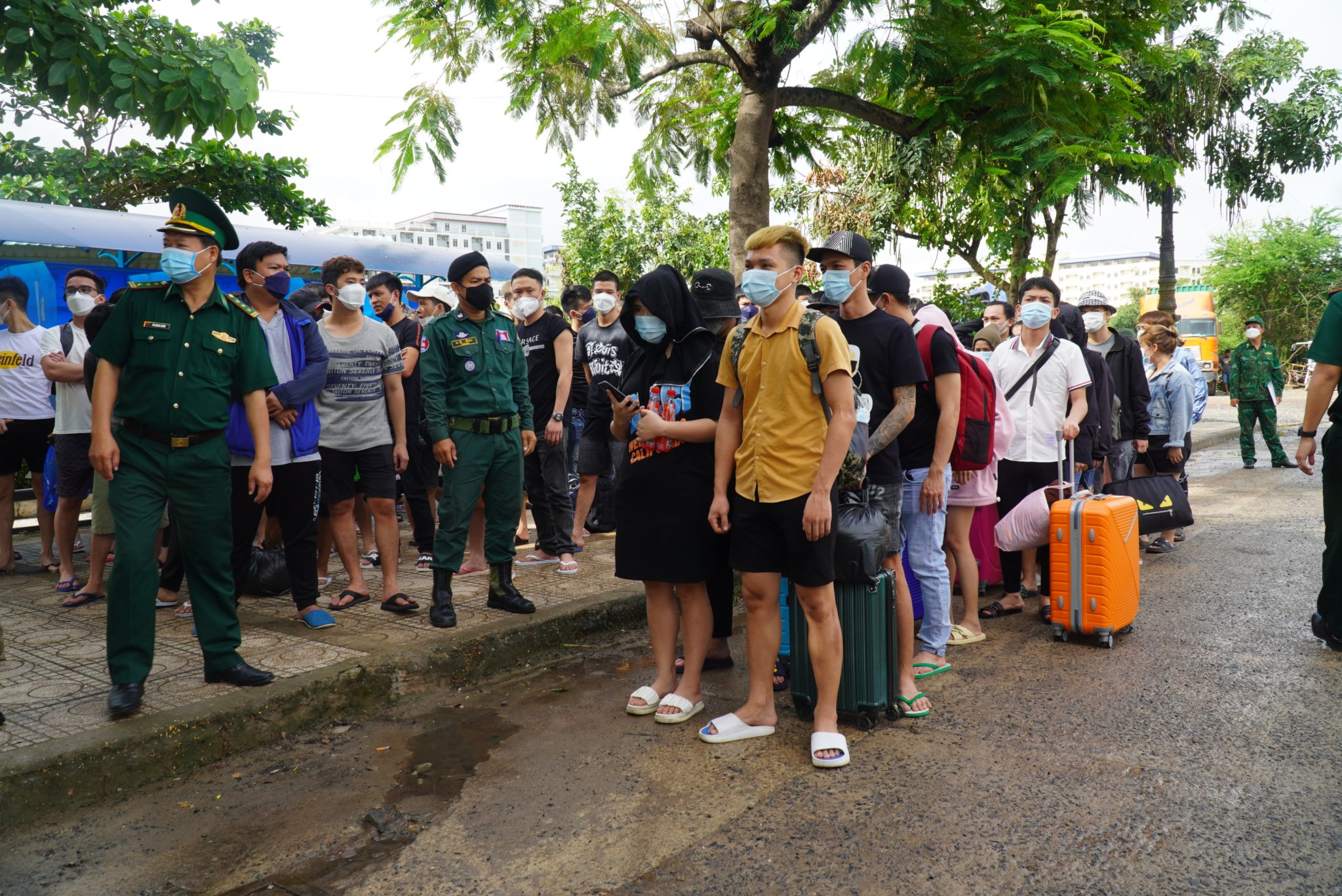 Bộ Chỉ huy BĐBP Tây Ninh đã tổ chức tiếp nhận 92 công dân Việt Nam, trong đó có 71 người trong vụ hàng chục người Việt tháo chạy khỏi casino ở Căm-pu-chia.