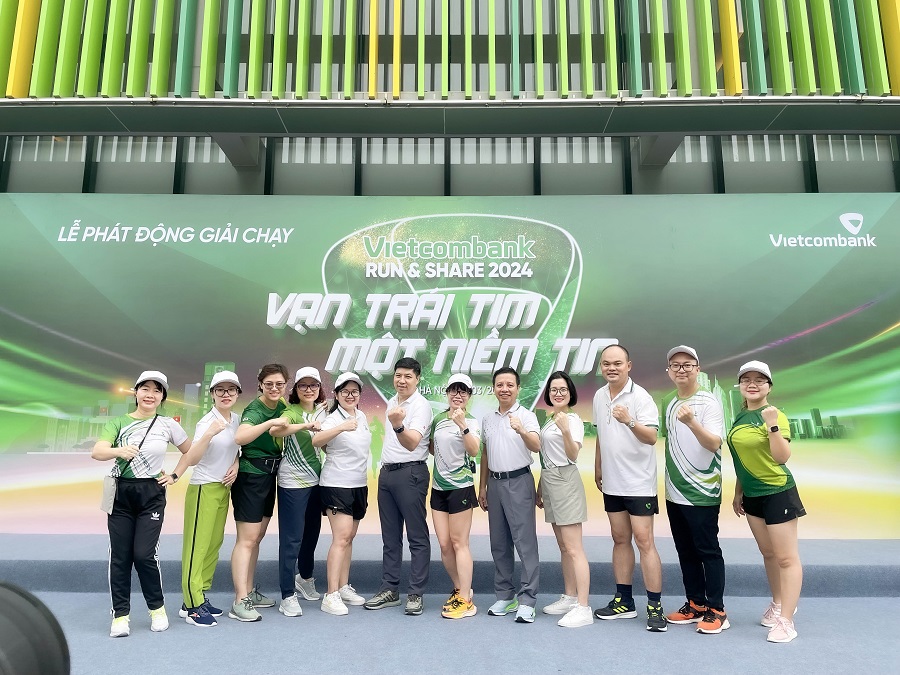 Đại diện Ban lãnh đạo Vietcombank cùng các đại biểu và VĐV chụp hình tại lễ phát động, thể hiện tinh thần quyết tâm chinh phục các cự ly của giải chạy “Vietcombank Run & Share: Vạn trái tim - Một niềm tin”