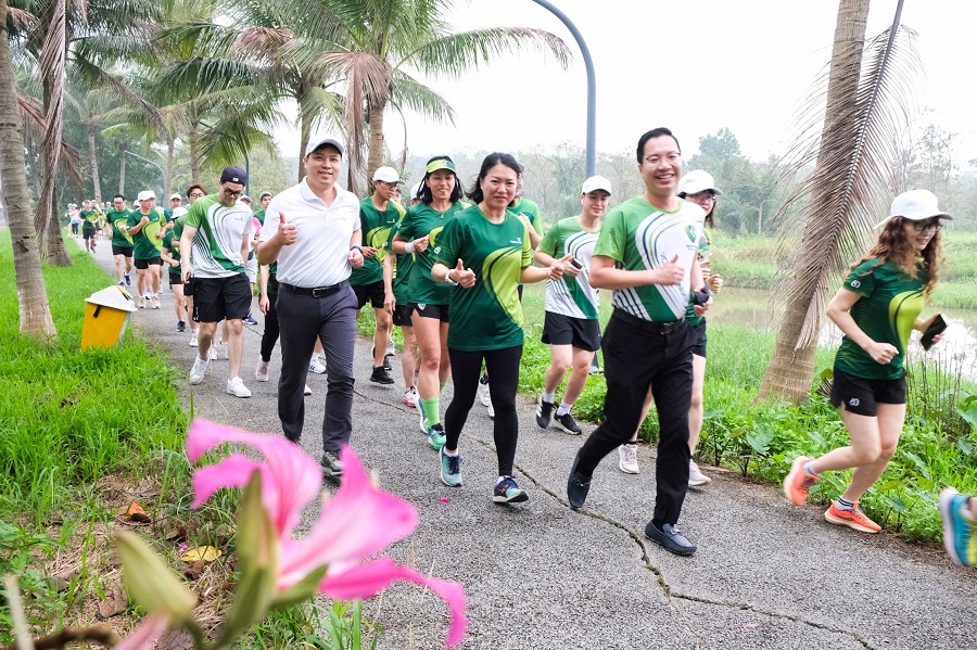 Vận động viên xuất phát và tham gia giải chạy trực tuyến “Vietcombank Run & Share: Vạn trái tim - Một niềm tin”