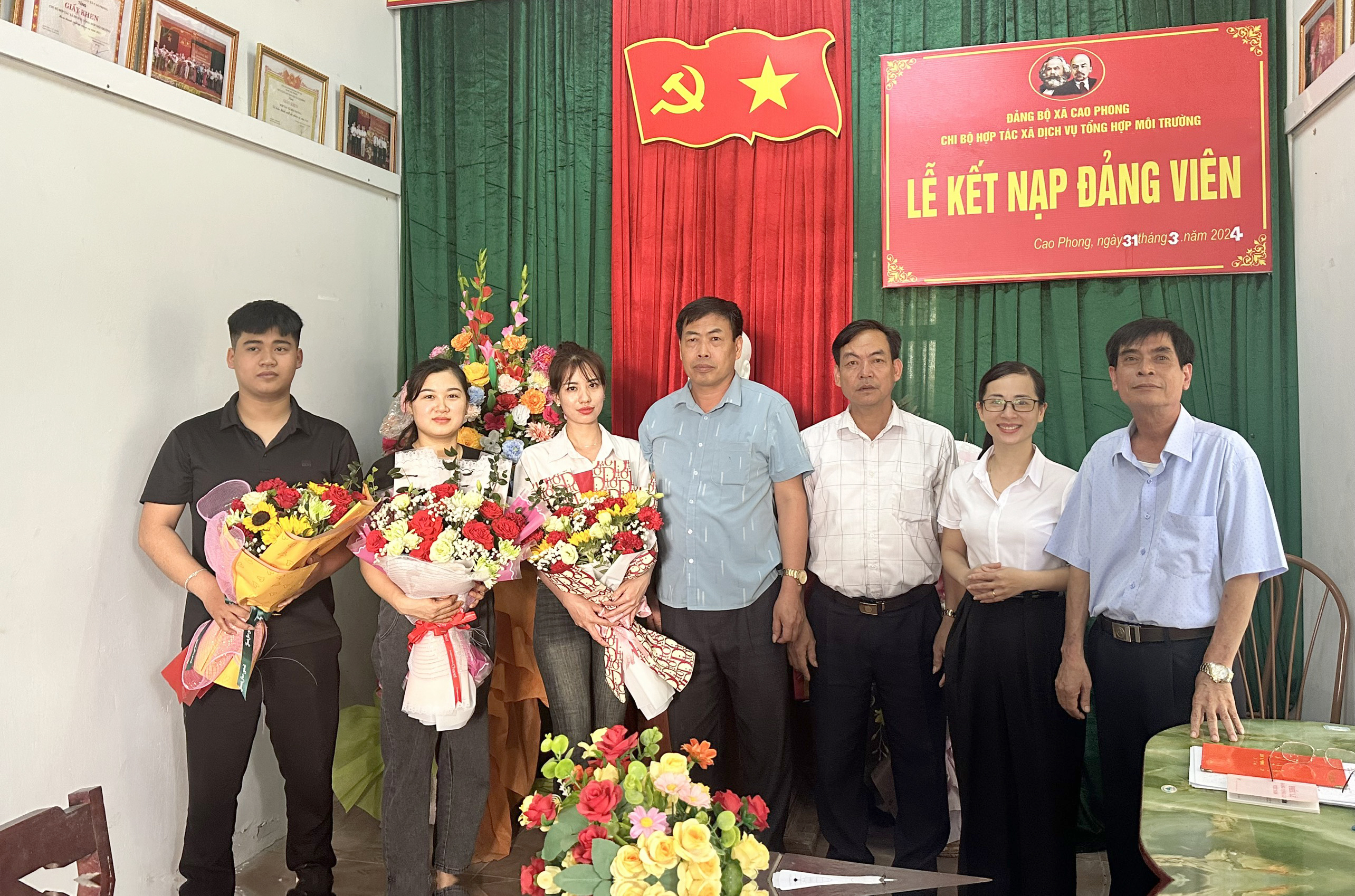 Chi bộ HTX Dịch vụ tổng hợp môi trường xã Cao Phong (Sông Lô) tổ chức lễ kết nạp Đảng cho đảng viên.