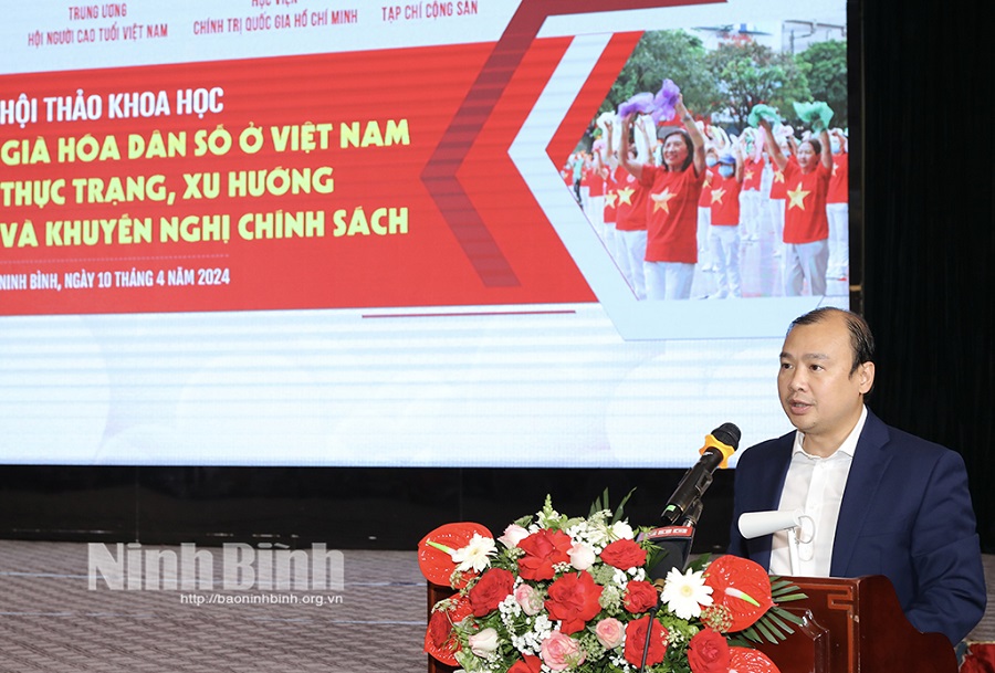 
            Đồng chí Lê Hải Bình, Ủy viên dự khuyết BCH Trung ương Đảng, Tổng Biên tập Tạp chí Cộng sản trình bày báo cáo đề dẫn tại Hội thảo.