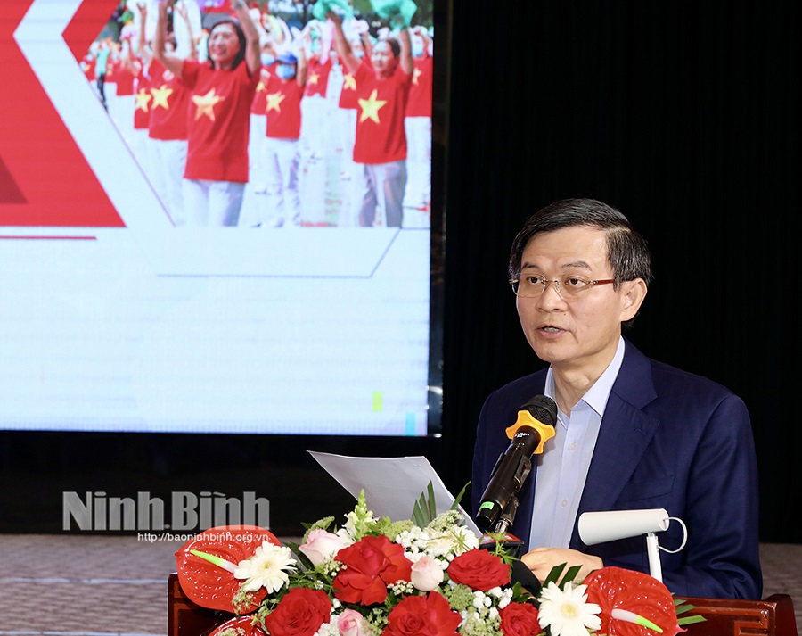 Đồng chí Đoàn Minh Huấn, Ủy viên Trung ương Đảng, Bí thư Tỉnh ủy Ninh Bình phát biểu chào mừng tại Hội thảo.