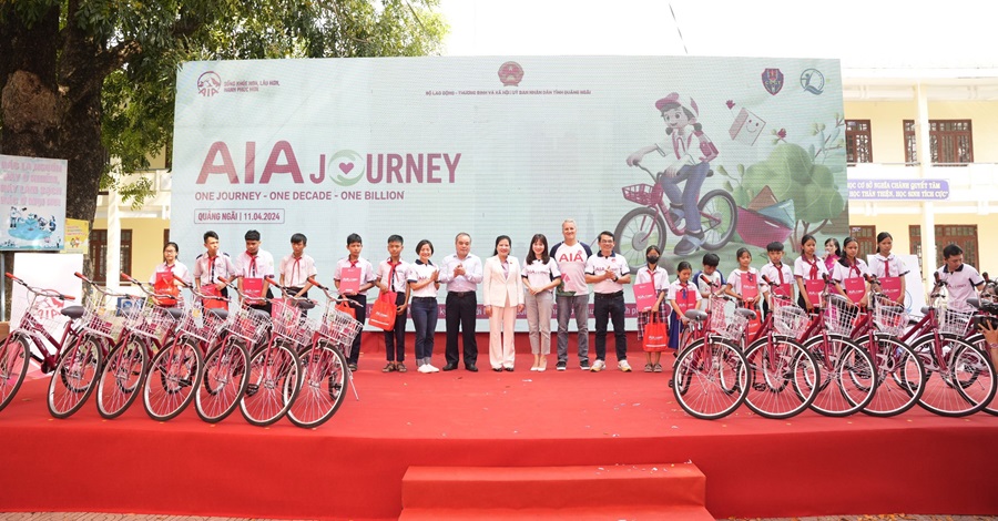 Đại biểu trao xe đạp và quà cho trẻ em có hoàn cảnh đặc biệt, khó khăn tỉnh Quảng Ngãi.