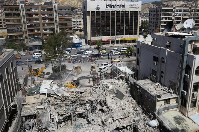 Hiện trường đổ nát sau vụ tấn công nhằm vào tòa nhà lãnh sự quán Iran ở Damascus, Syria, ngày 2/4/2024. Ảnh: AFP/TTXVN