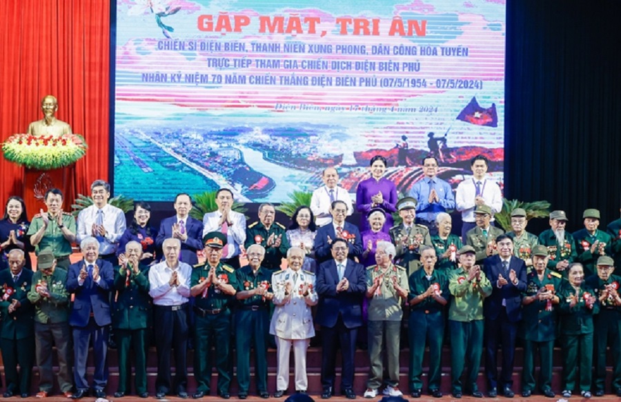 Thủ tướng Phạm Minh Chính và các cựu chiến binh, thanh niên xung phong, dân công hỏa tuyến tham gia chiến dịch Điện Biên Phủ. Ảnh: VGP/Nhật Bắc.