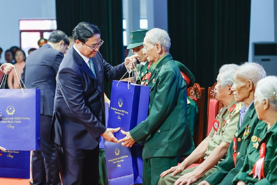 Thủ tướng Phạm Minh Chính trao quà tặng 139 đại biểu là chiến sĩ Điện Biên, thanh niên xung phong, dân công hỏa tuyến trực tiếp tham gia Chiến dịch Điện Biên Phủ có mặt tại sự kiện - Ảnh: VGP/Nhật Bắc.