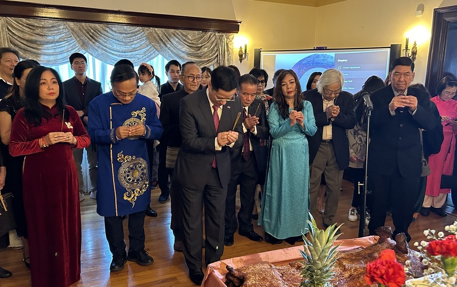 Đại sứ Phạm Vinh Quang cùng đại diện các nhóm cộng đồng người Việt tại Canada thắp hương trước bàn thờ Vua Hùng.