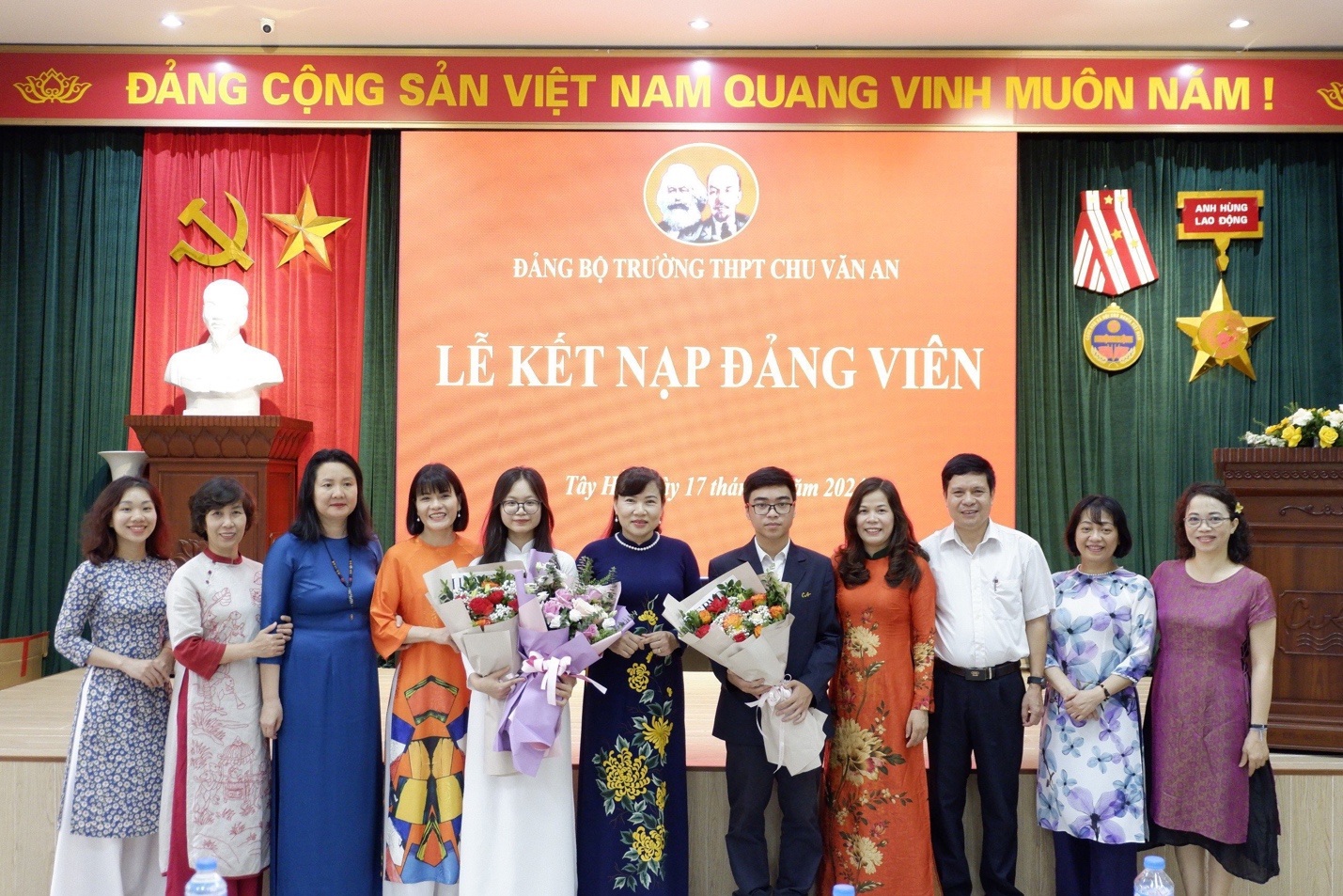 Đến nay đã có 12 học sinh THPT Chu Văn An được kết nạp vào Đảng.