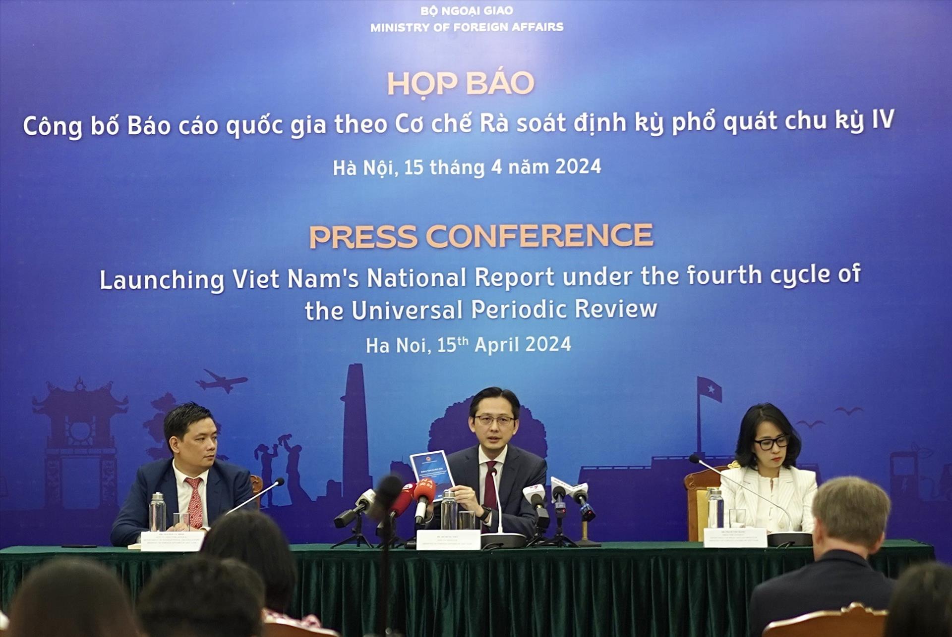 Thứ trưởng Bộ Ngoại giao Đỗ Hùng Việt chủ trì họp báo. Ảnh: TTXVN