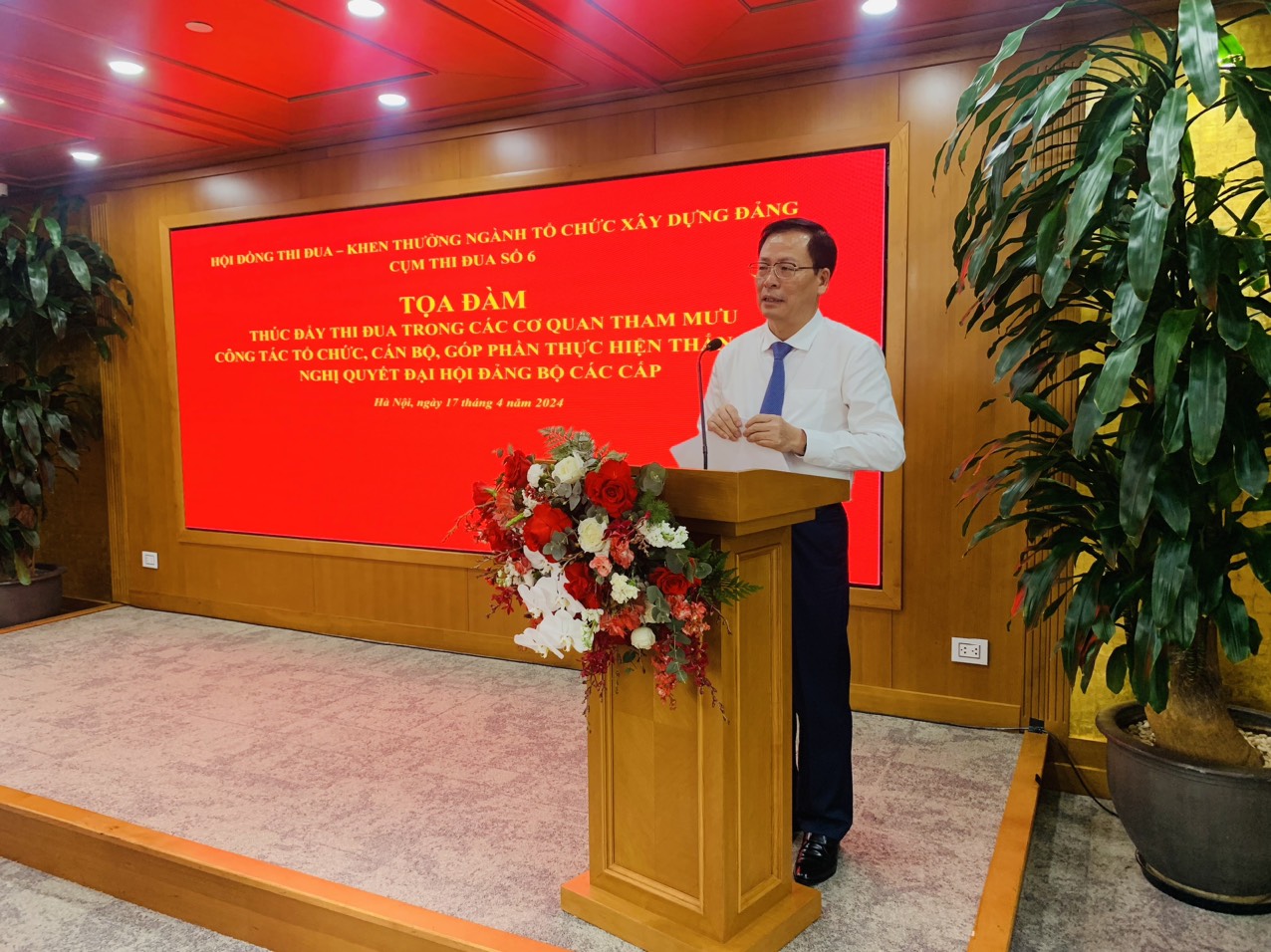 Trưởng Ban Tổ chức Đảng ủy Khối Doanh nghiệp Trung ương, Cụm trưởng Cụm thi đua số 6 - Ngành Tổ chức xây dựng Đảng năm 2023 báo cáo Đề dẫn.
