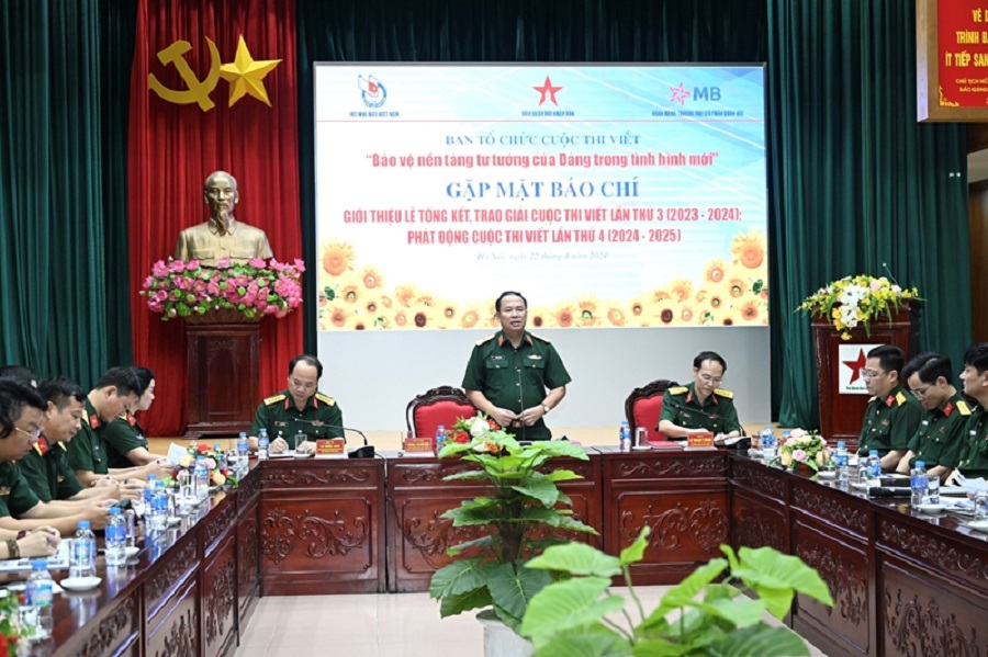 Thiếu tướng Đoàn Xuân Bộ, Tổng Biên tập Báo Quân đội nhân dân phát biểu tại buổi gặp mặt.
