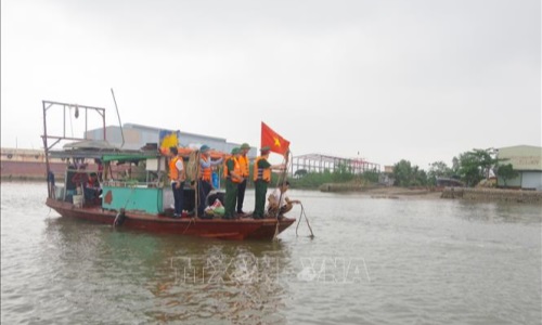 Thủ tướng chỉ đạo khẩn trương tìm kiếm người mất tích do chìm thuyền tại Quảng Ninh