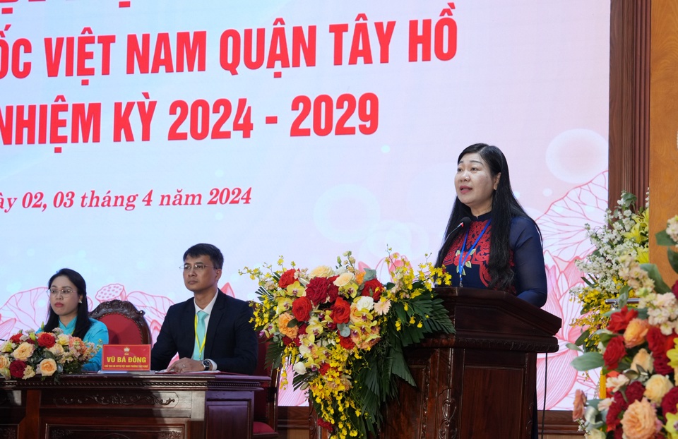 Chủ tịch Ủy ban MTTQ Việt Nam thành phố Hà Nội Nguyễn Lan Hương phát biểu tại đại hội.