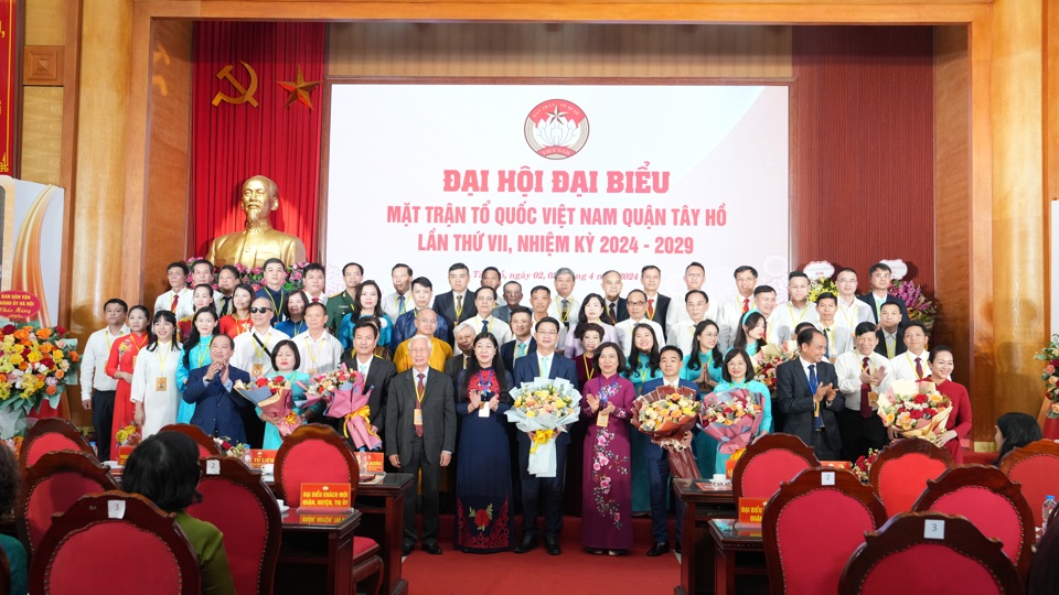 Lãnh đạo thành phố Hà Nội và quận Tây Hồ tặng hoa chúc mừng Uỷ ban MTTQ Việt Nam quận Tây Hồ lần thứ VII.