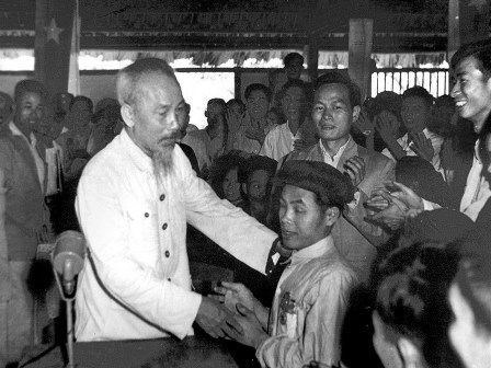 Sinh thời Chủ tịch Hồ Chí Minh luôn quan tâm đến cuộc sống nhân dân, tôn trọng ý kiến và phát huy quyền làm chủ của nhân dân
