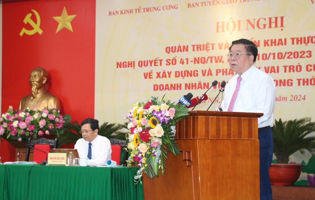 Đ/c Nguyễn Trọng Nghĩa, Bí thư Trung ương Đảng, Trưởng Ban Tuyên giáo Trung ương phát biểu ý kiến chỉ đạo tại Hội nghị.