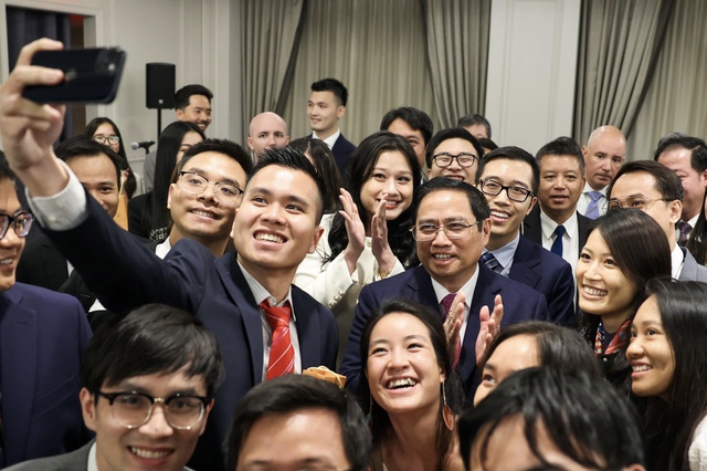 Thủ tướng Chính phủ Phạm Minh Chính cùng đại diện trí thức Việt Kiều, thanh niên, sinh viên Việt Nam và cán bộ, nhân viên cơ quan đại diện Việt Nam tại New York, chiều 15/5/2022 - Ảnh: VGP/Nhật Bắc.