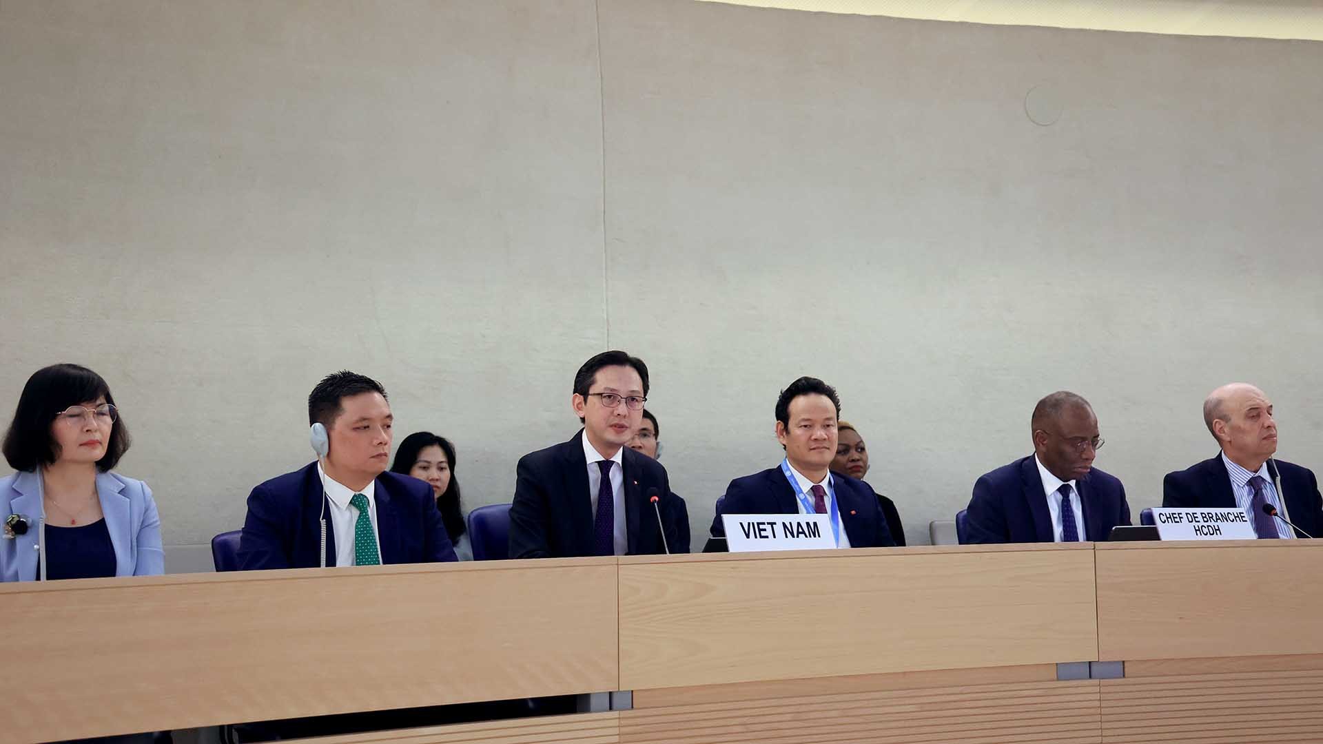 Thứ trưởng Bộ Ngoại giao Đỗ Hùng Việt phát biểu tại phiên thông qua Báo cáo quốc gia UPR của Việt Nam. (Nguồn: TTXVN)