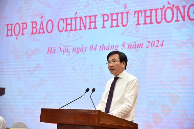 Bộ trưởng, Chủ nhiệm Văn phòng Chính phủ Trần Văn Sơn thông tin tại họp báo.