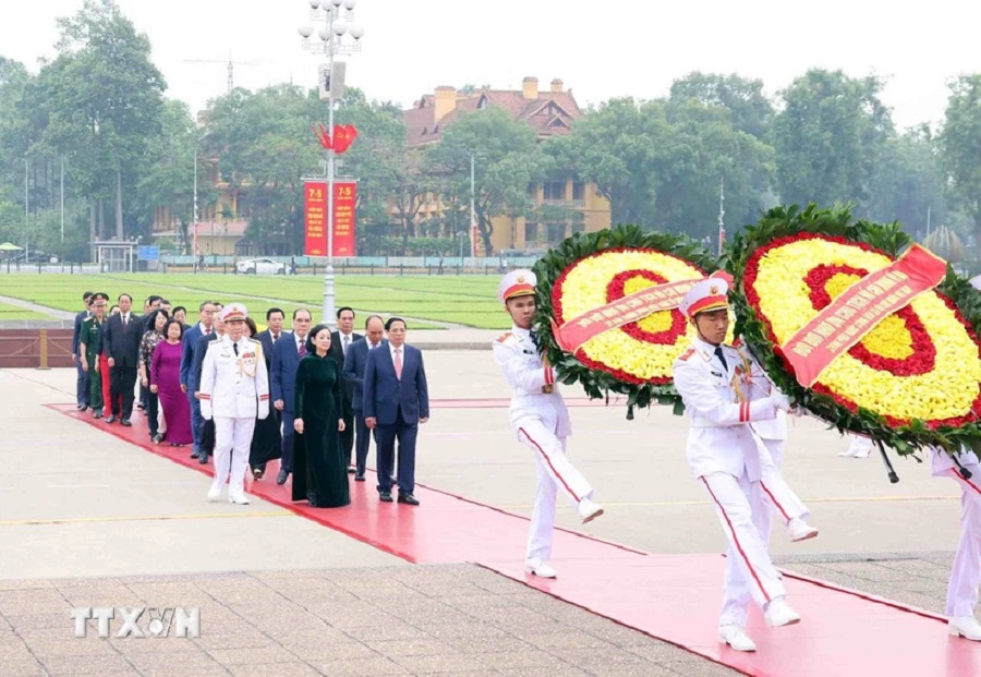 
            Đoàn đại biểu lãnh đạo, nguyên lãnh đạo Đảng, Nhà nước đến đặt vòng hoa và vào Lăng viếng Chủ tịch Hồ Chí Minh. Ảnh: Phạm Kiên/ TTXVN.