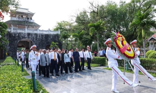 70 năm Chiến thắng Điện Biên Phủ: Lãnh đạo, nguyên lãnh đạo Đảng, Nhà nước tri ân các anh hùng liệt sĩ tại Nghĩa trang Liệt sĩ quốc gia A1.