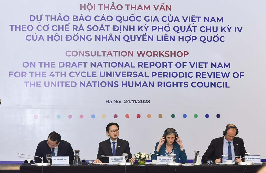 Thứ trưởng Bộ Ngoại giao Đỗ Hùng Việt (thứ hai từ bên trái) tại Hội thảo quốc tế tham vấn dự thảo Báo cáo quốc gia theo Cơ chế Rà soát định kỳ phổ quát về quyền con người (UPR) chu kỳ IV diễn ra ngày 24-11-2023.