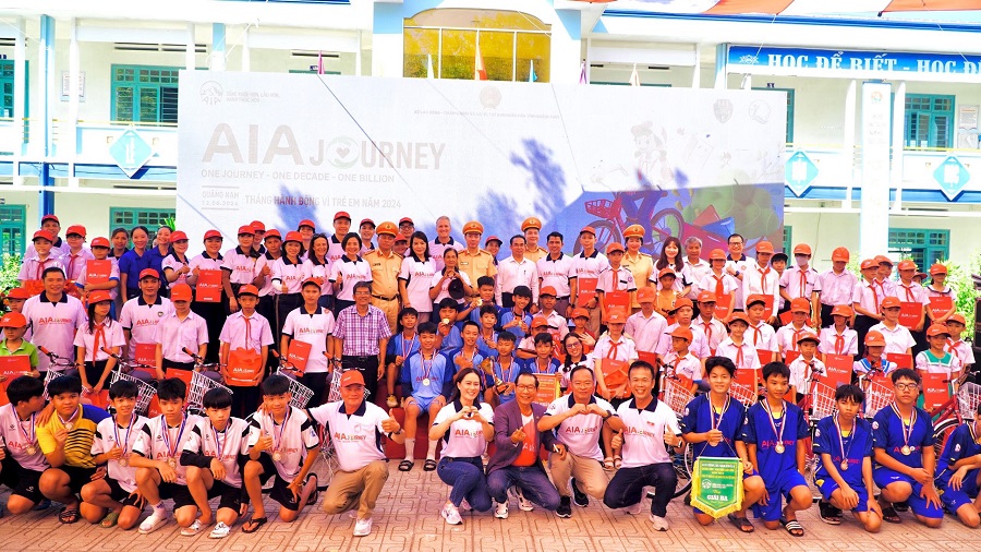 Học sinh Trường THCS Lý Tự Trọng , Quảng Nam nhận giải cuộc thi thể thao nâng cao sức khoẻ.