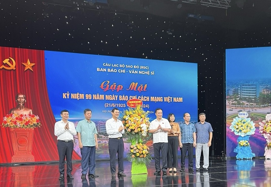 Phó Bí thư, Chủ tịch UBND tỉnh Hải Dương tăng hoa chúc mừng Ngày Báo chí cách mạng Việt Nam cho Câu lạc bộ Sao Đỏ.