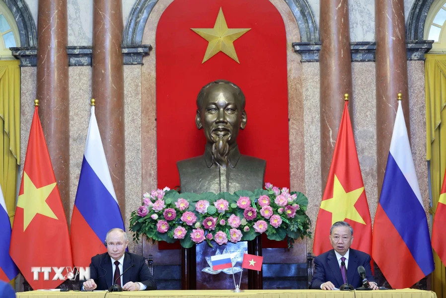 Chủ tịch nước Tô Lâm và Tổng thống Nga Vladimir Putin tại họp báo. (Ảnh: Nhan Sáng/TTXVN).