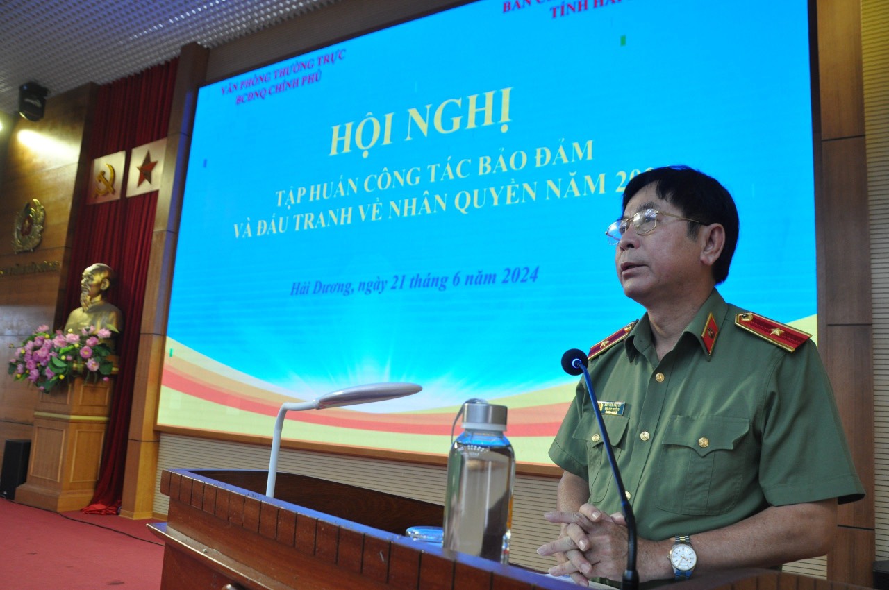Thiếu tướng Nguyễn Văn Kỷ, Phó Chánh văn phòng Thường trực Ban chỉ đạo Nhân quyền Chính phủ phát biểu tại Hội nghị.