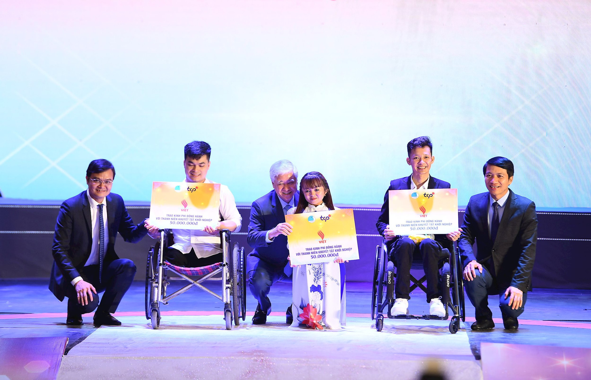 Các đồng chí lãnh đạo tặng quà cho tâm gương thanh niên khuyết tật tại Chương trình 