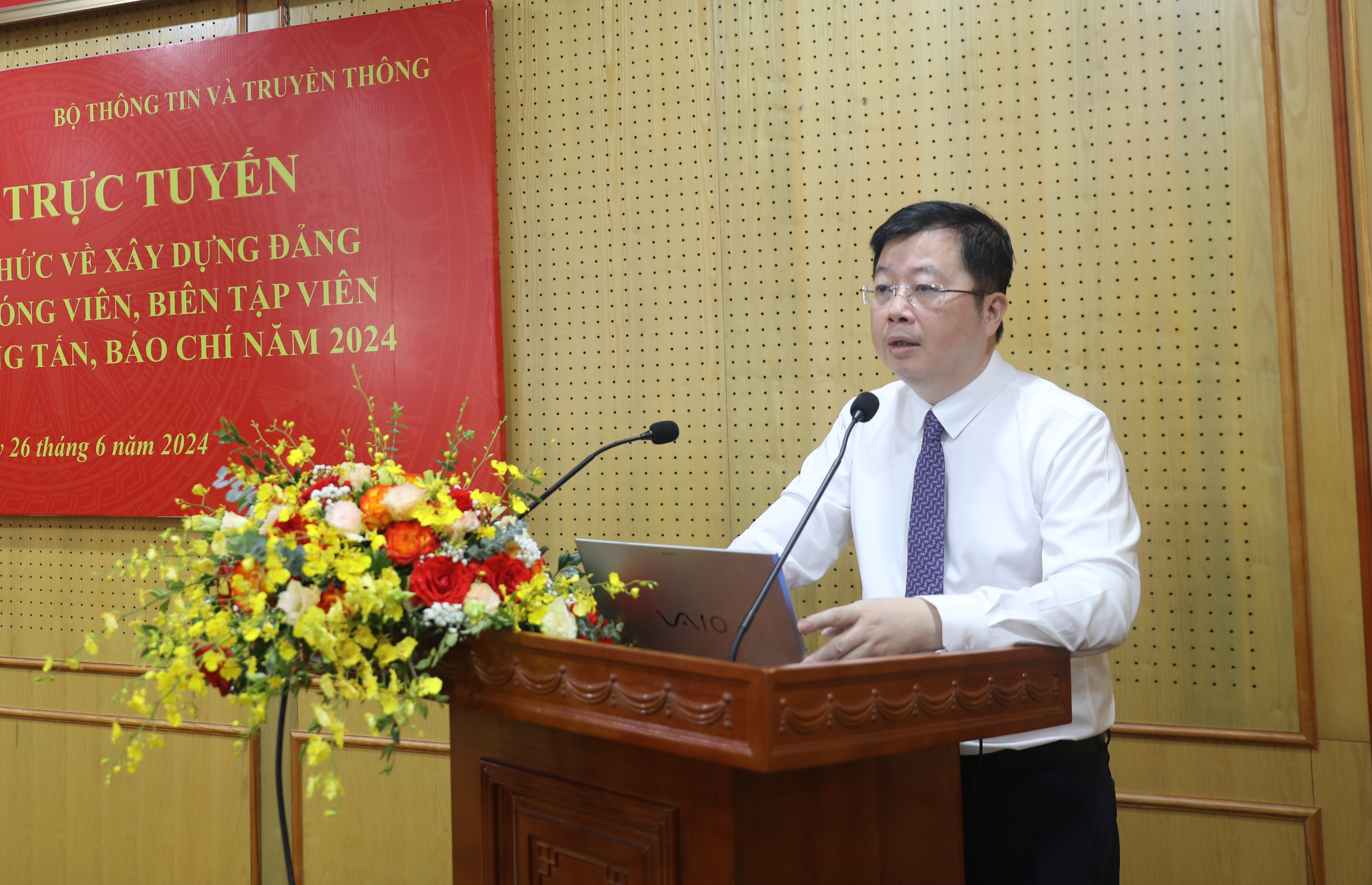 Thứ trưởng Bộ Thông tin và Truyền thông Nguyễn Thanh Lâm trao đổi tại Hội nghị.