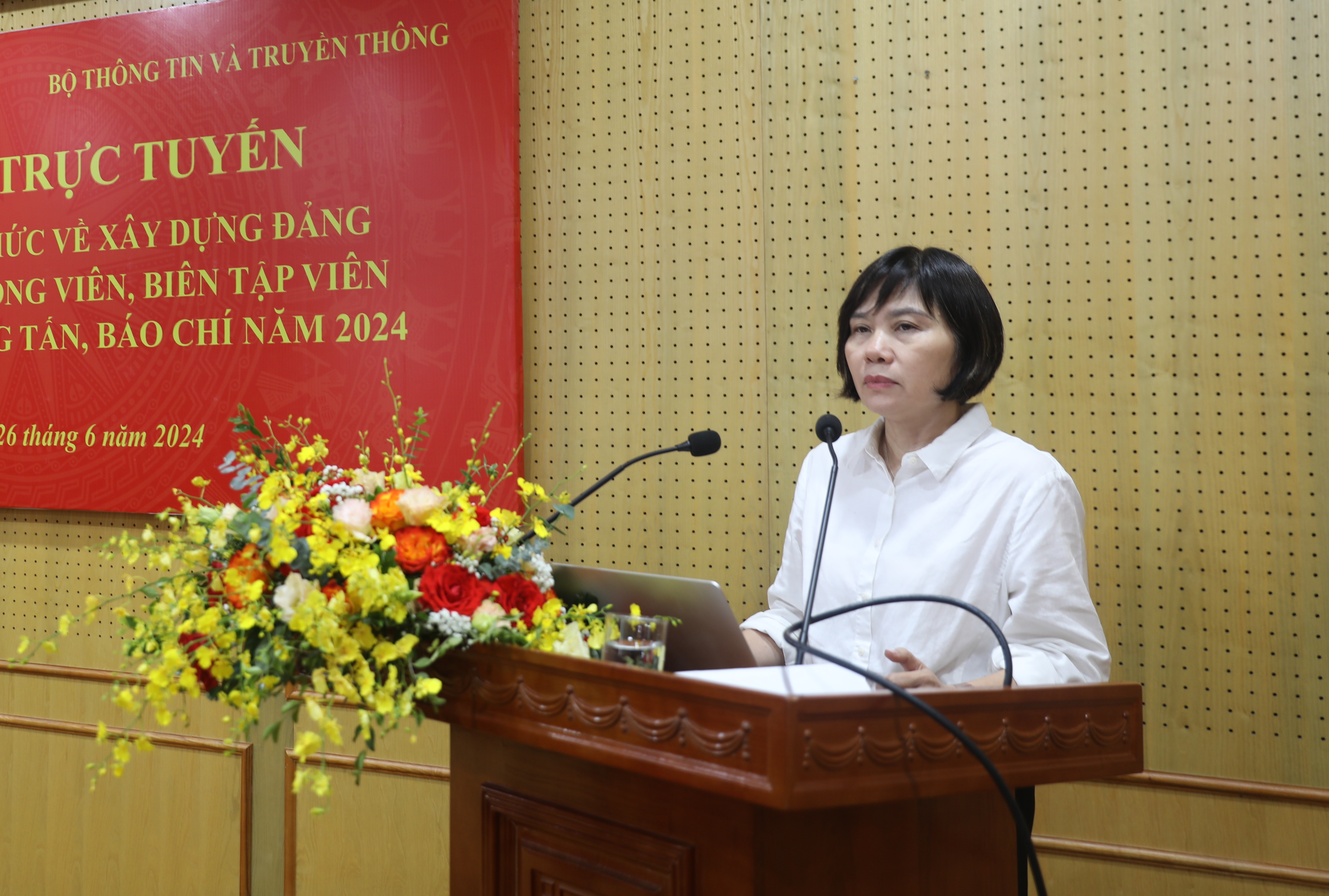 Đ/c Đỗ Thị Thu Hằng, Ủy viên BTV, Trưởng ban Nghiệp vụ Hội Nhà báo Việt Nam chia sẻ kinh nghiệm về sáng tạo tác phẩm báo chí thể loại chính luận.