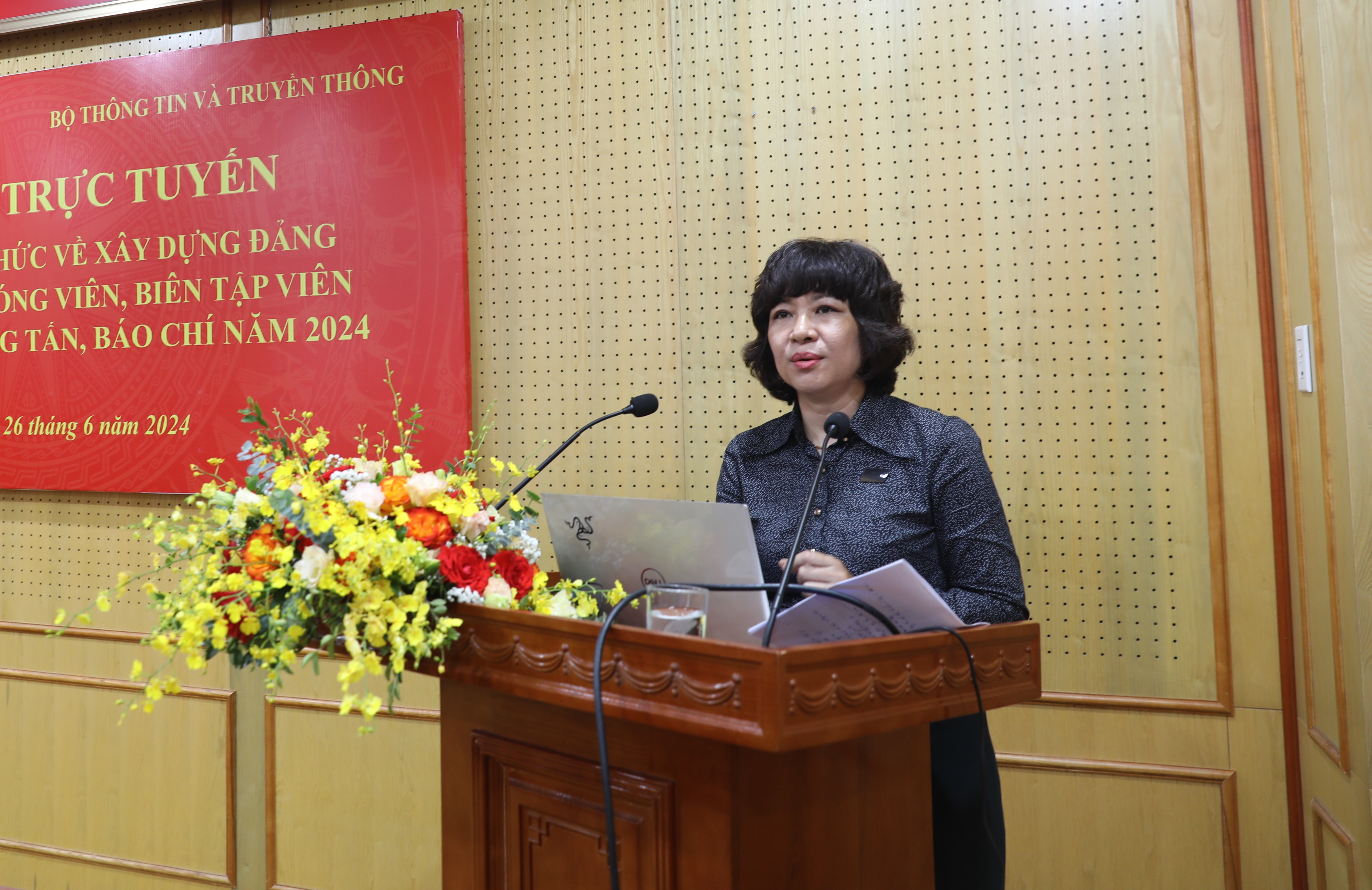 Đ/c Phan Phương Quyên, Trưởng ban Xây dựng Đảng, Báo Nhân Dân chia sẻ kinh nghiệm sáng tạo tác phẩm của tác giả, nhóm tác giả đoạt giải Búa liềm vàng.