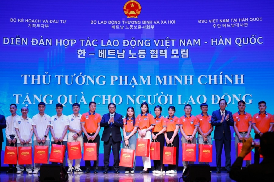Thủ tướng Phạm Minh Chính tặng quà người lao động Việt Nam tại Hàn Quốc. Ảnh: VGP/Nhật Bắc.