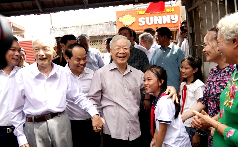 Tổng Bí thư Nguyễn Phú Trọng trò chuyện cùng Nhân dân và các cháu thiếu nhi phường Đông Kinh, TP. Lạng Sơn, ngày 25-8-2023.