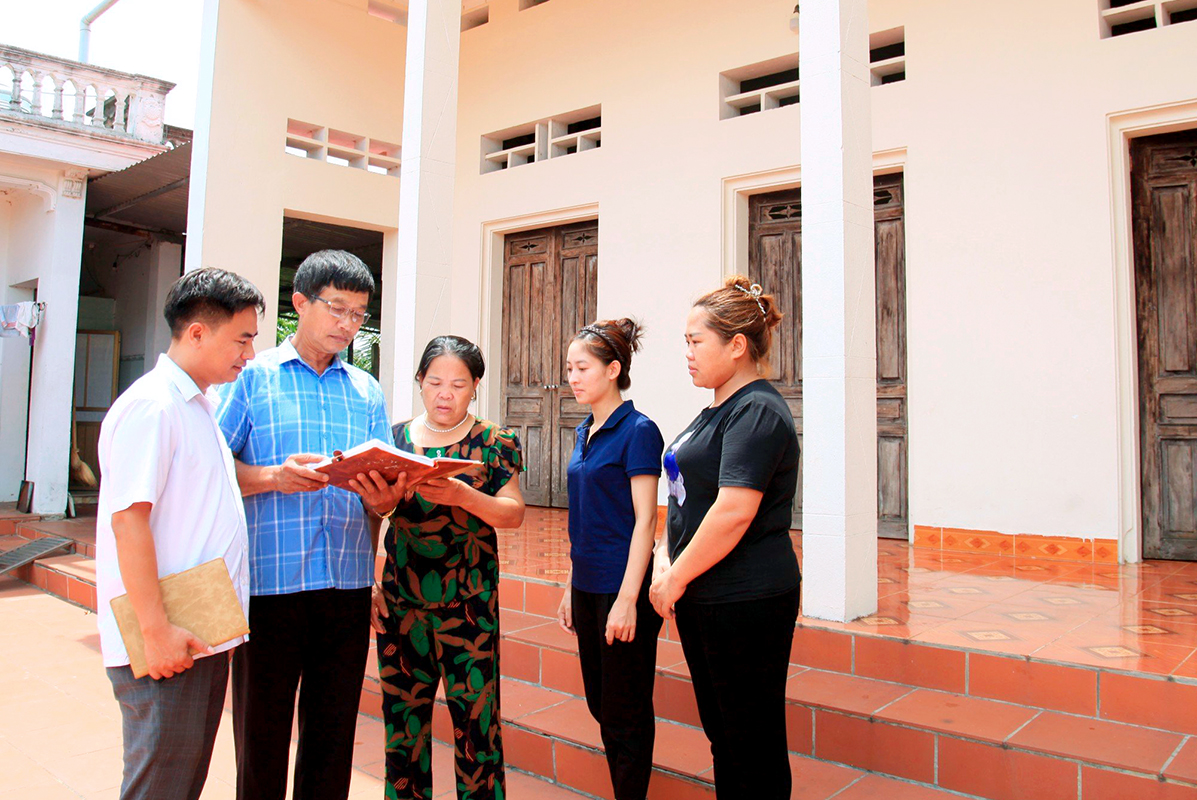 Bí thư chi bộ kiêm Trưởng thôn Yên Thái, xã Đồng Thịnh Triệu Anh Tuấn (thứ 2 từ trái sang) tuyên truyền, vận động người dân tích cực thực hiện nếp sống văn hóa mới. Ảnh: Trường Khanh