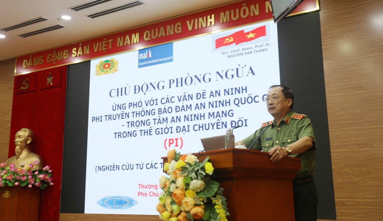 PGS.TS Nguyễn Văn Thành giới thiệu chuyên đề tại Hội nghị.