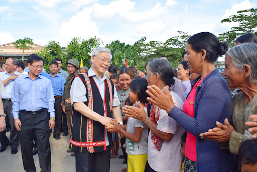 Tổng Bí thư Nguyễn Phú Trọng đến thăm nhân dân thôn Kon Rờ Bàng 2, xã Vinh Quang, thành phố Kon Tum chiều 13-4-2017.