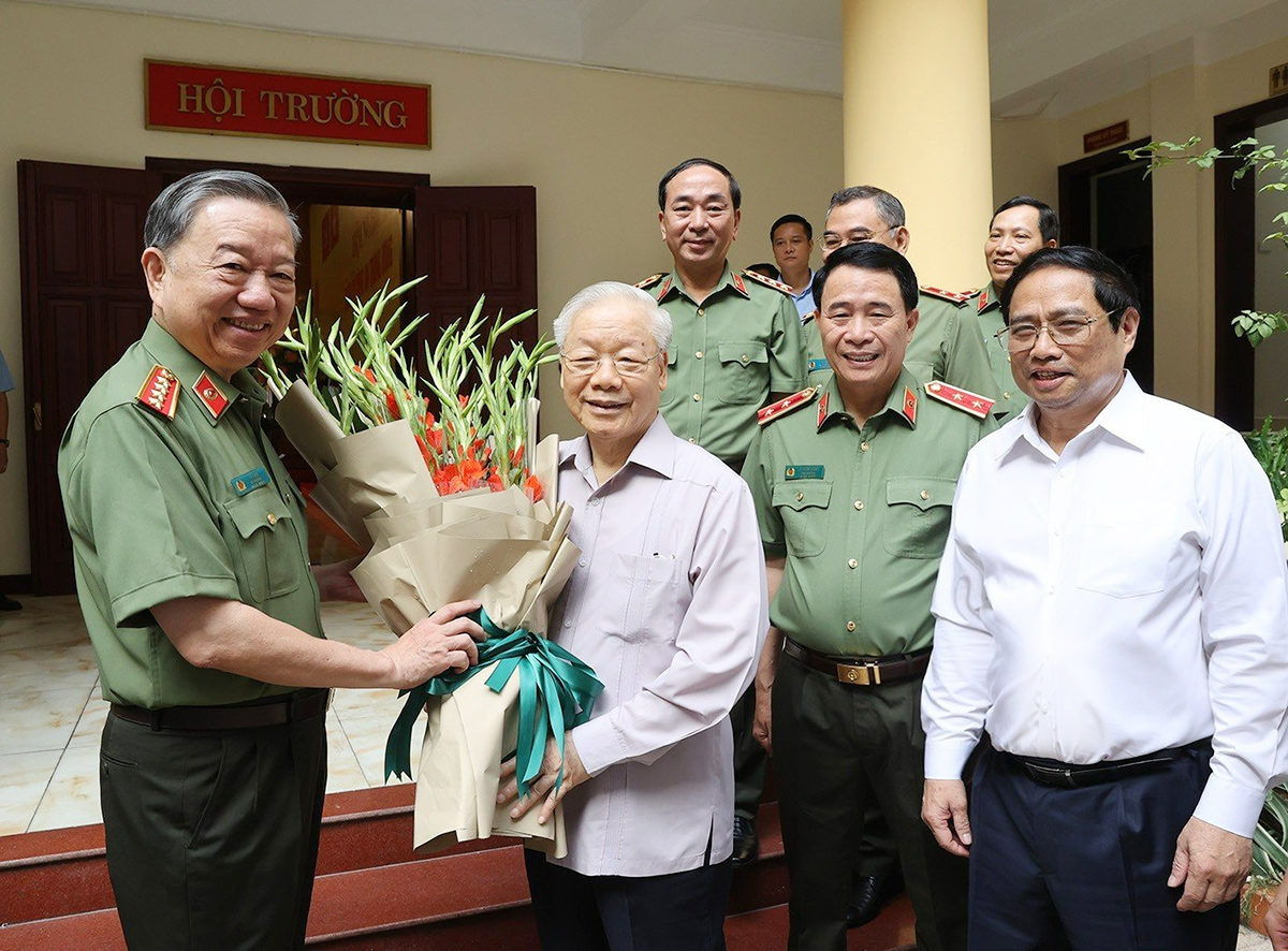 Tổng Bí thư Nguyễn Phú Trọng, Thủ tướng Chính phủ Phạm Minh Chính cùng các đồng chí lãnh đạo Bộ Công an tại Hội nghị Đảng ủy Công an Trung ương 6 tháng đầu năm 2023 diễn ra tại Hà Nội sáng 15-6-2023.