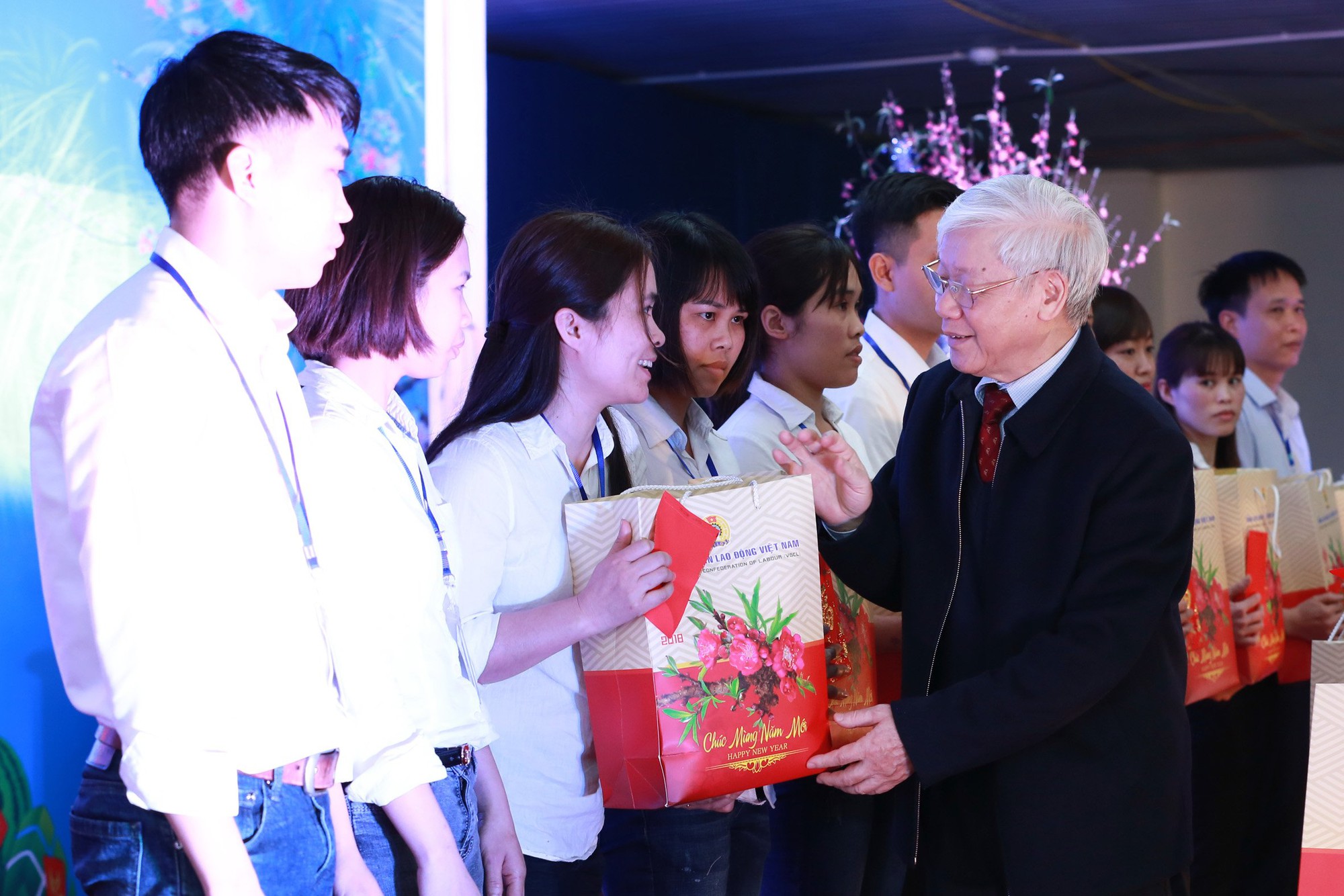 Sáng 19-2-2018, tức mùng 4 Tết Mậu Tuất, Tổng Bí thư Nguyễn Phú Trọng thăm và tặng quà công nhân lao động tỉnh Hưng Yên.