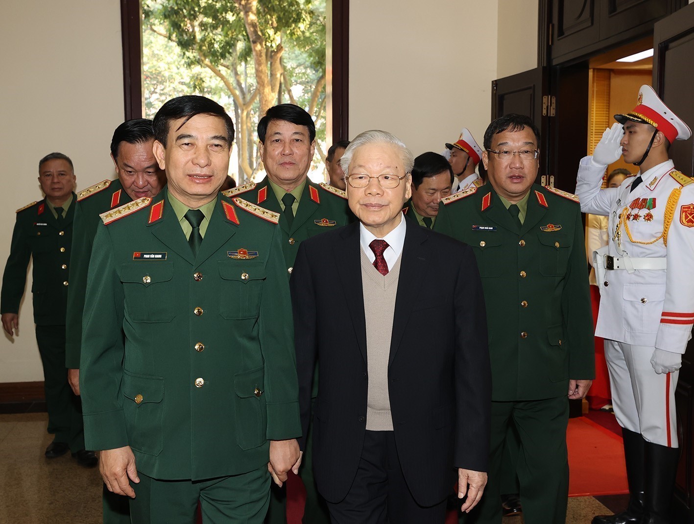 Tổng Bí thư Nguyễn Phú Trọng, Bí thư Quân ủy Trung ương và Đại tướng Phan Văn Giang, Phó Bí thư Quân ủy T.Ư, Bộ trưởng Bộ Quốc phòng, tại Hội nghị Quân chính toàn quân năm 2022, tổng kết công tác quân sự, quốc phòng năm 2022 và triển khai thực hiện chủ trương, nghị quyết của Quân ủy Trung ương về nhiệm vụ năm 2023, ngày 20-12-2022.