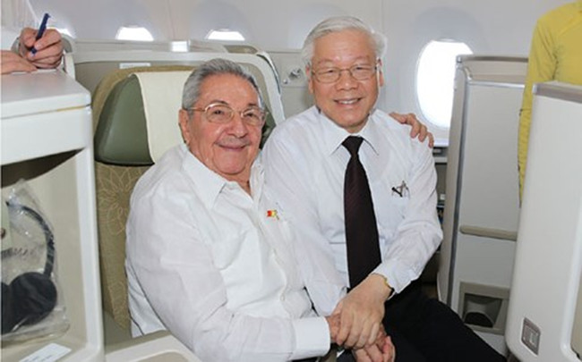 Tổng Bí thư Nguyễn Phú Trọng cùng đồng chí Raul Castro Ruz trên chuyên cơ bay từ thủ đô La Habana tới thành phố Santiago de Cuba. Ảnh: TTXVN.