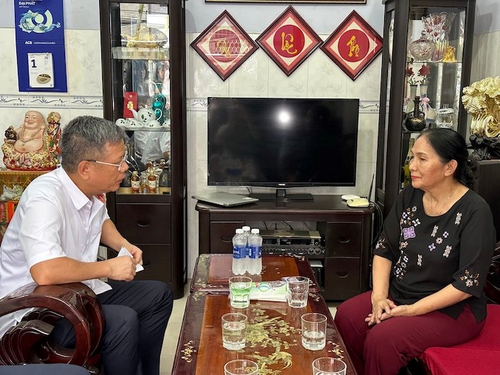 Phó Tổng Giám đốc BHXH Việt Nam Trần Đình Liệu thăm hỏi bà Huỳnh Nữ Tuyết (114/3 KP2, phường Tân Thuận Tây, Quận 7).