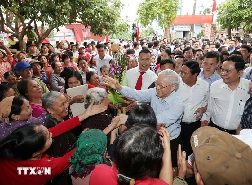 Tổng Bí thư Nguyễn Phú Trọng với nhân dân thôn Thượng Điện, xã Vinh Quang, huyện Vĩnh Bảo, TP. Hải Phòng (15-11-2017). Ảnh: TTXVN