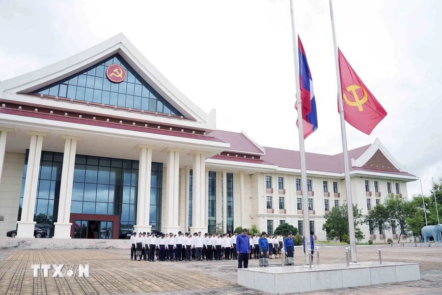 Lễ treo cờ rủ tại Văn phòng Trung ương Đảng NDCM Lào.