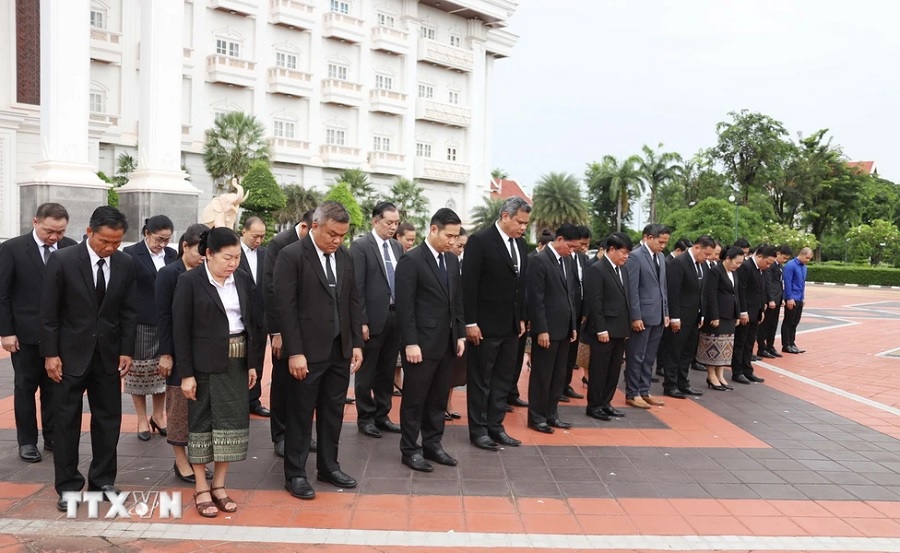 Cán bộ, nhân viên Văn phòng Thủ tướng Lào tưởng niệm Tổng Bí thư Nguyễn Phú Trọng tại Lễ Quốc tang.