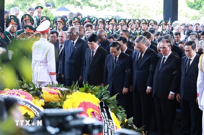 Các đồng chí lãnh đạo, nguyên lãnh đạo Đảng, Nhà nước, đại biểu trong nước và quốc tế mặc niệm Tổng Bí thư Nguyễn Phú Trọng.