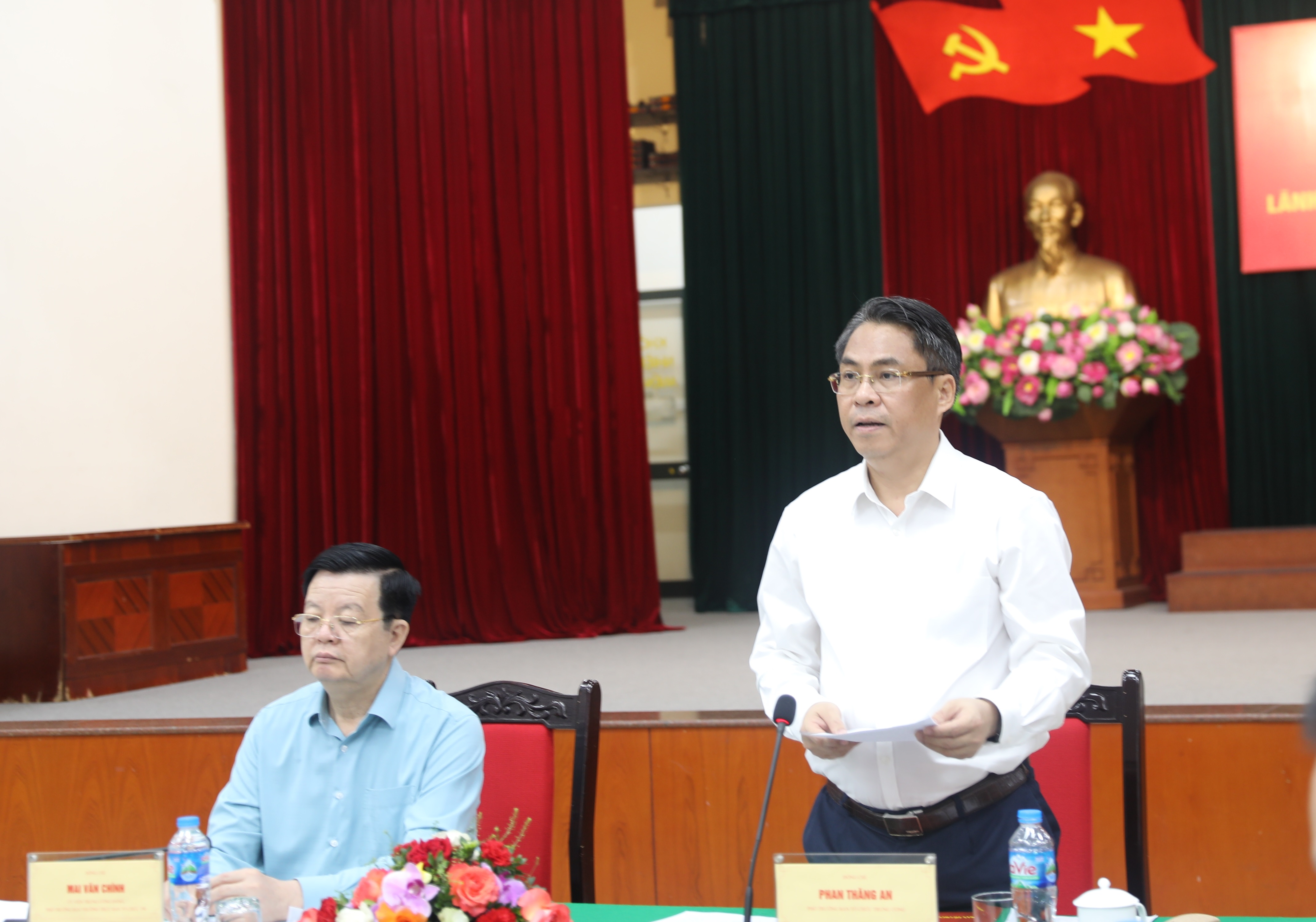 Phó Trưởng Ban Tổ chức Trung ương Phan Thăng An điều hành phần thảo luận Hội trường A2, sáng 3-7-2024.