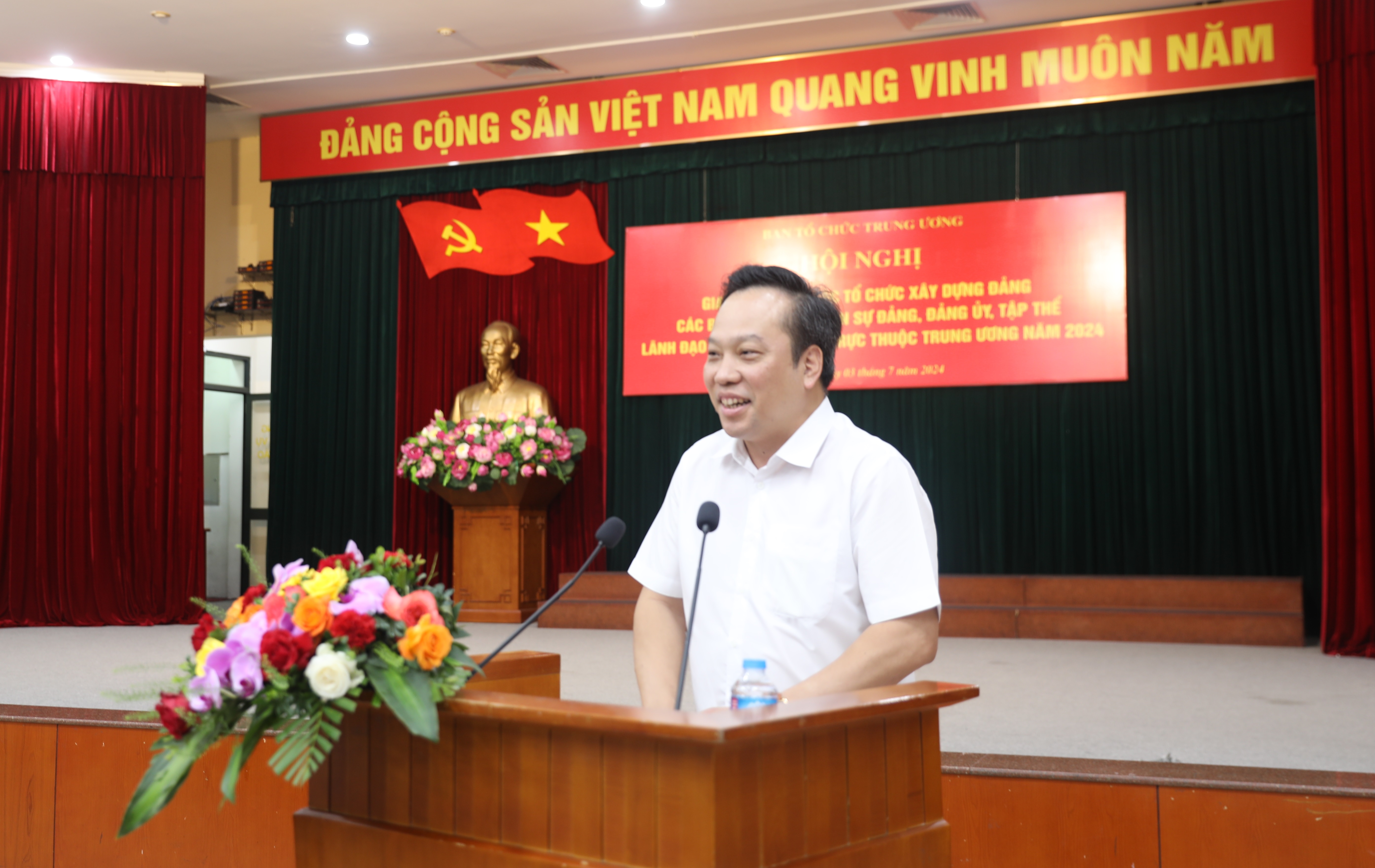 Phó Bí thư Đảng ủy Khối Các cơ quan Trung ương Đỗ Việt Hà tham luận tại Hội nghị.